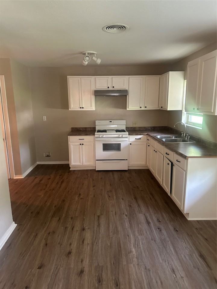 701 Hulme St - Photo 5 of 15