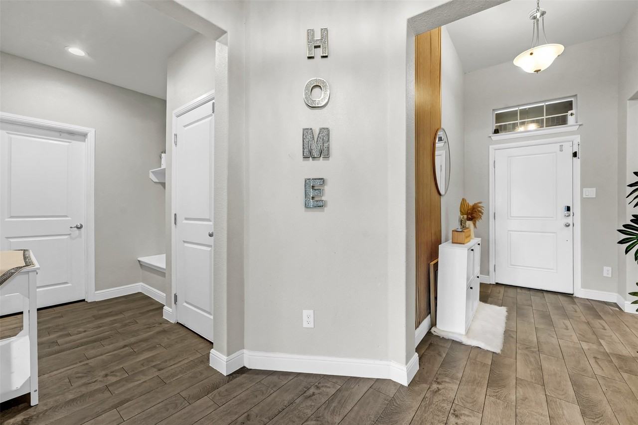 1120 Gillespie Dr - Photo 3 of 27