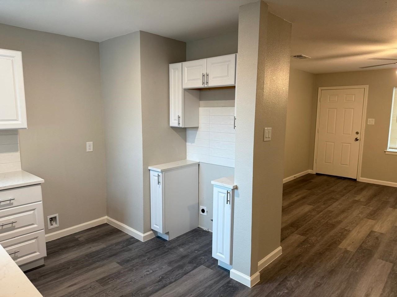 925 Bluewood Dr - Photo 2 of 33
