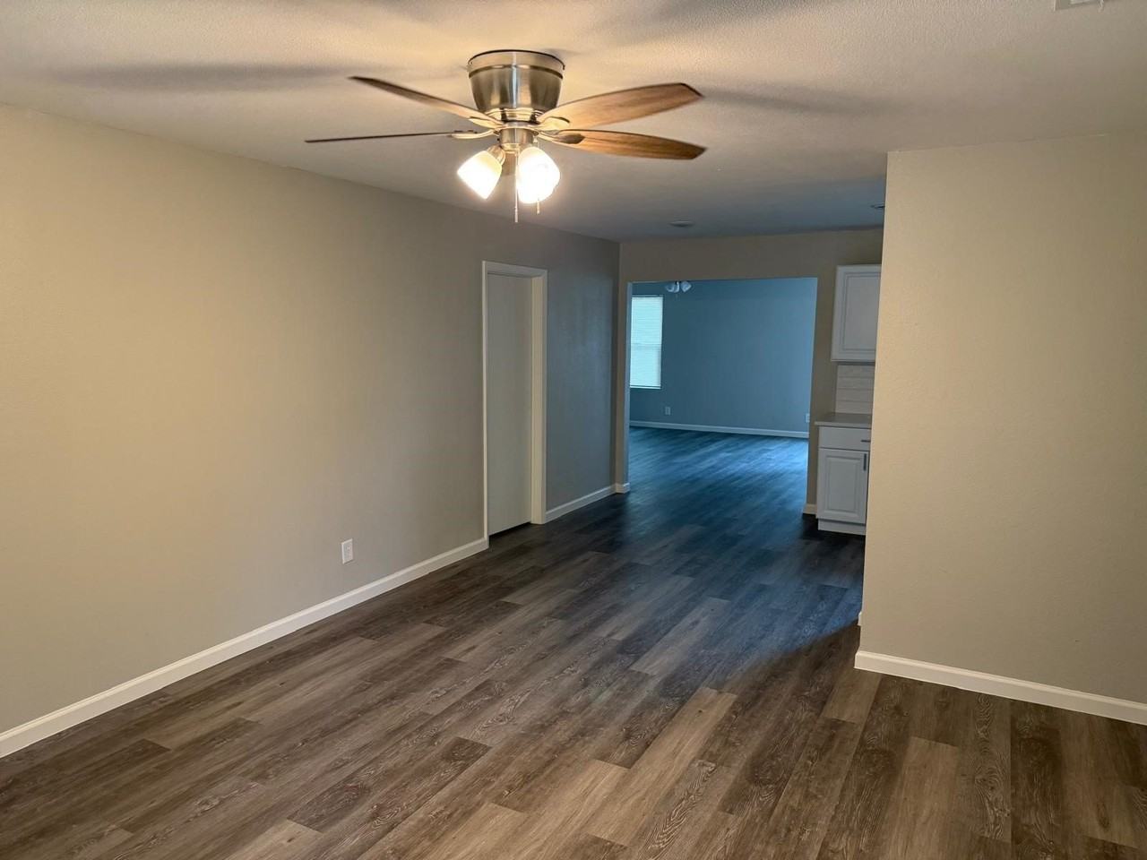 925 Bluewood Dr - Photo 3 of 33