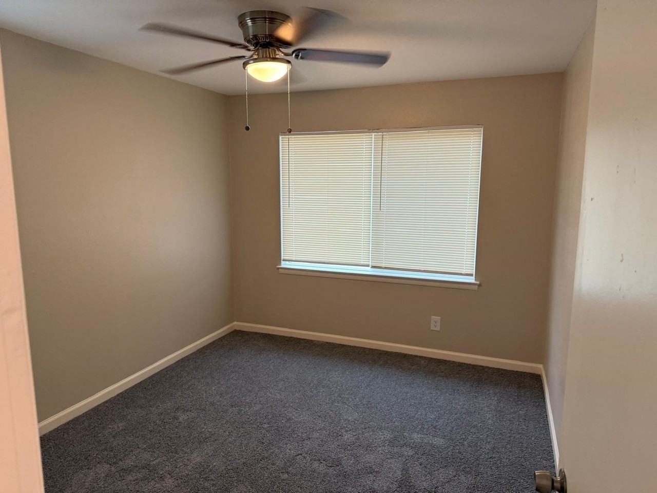 925 Bluewood Dr - Photo 4 of 33