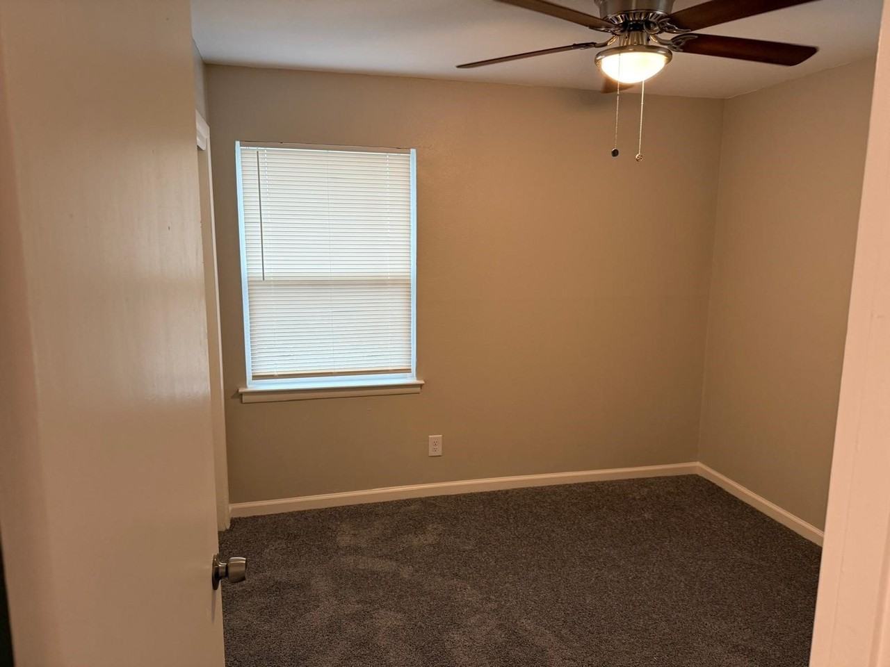 925 Bluewood Dr - Photo 5 of 33