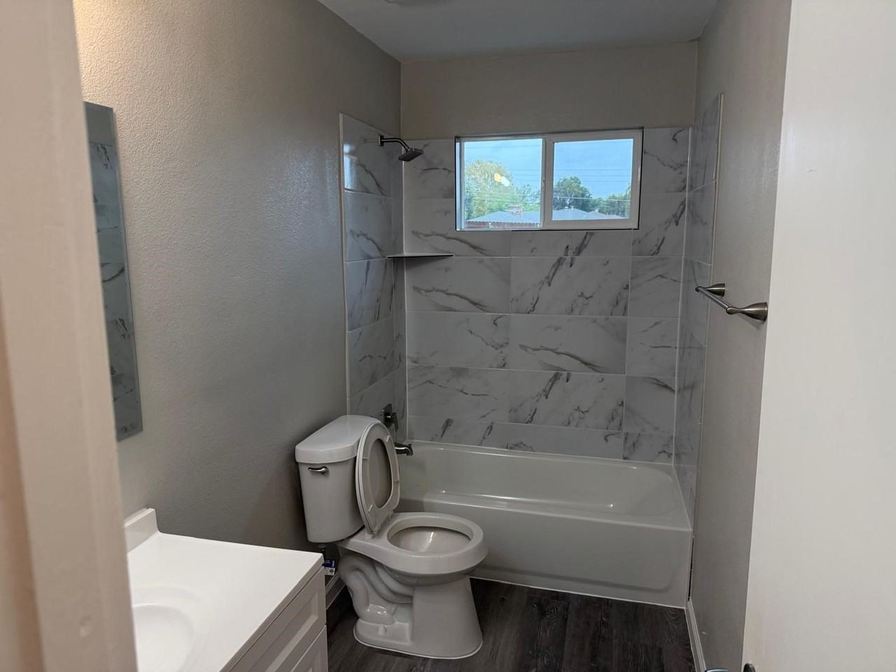 925 Bluewood Dr - Photo 6 of 33