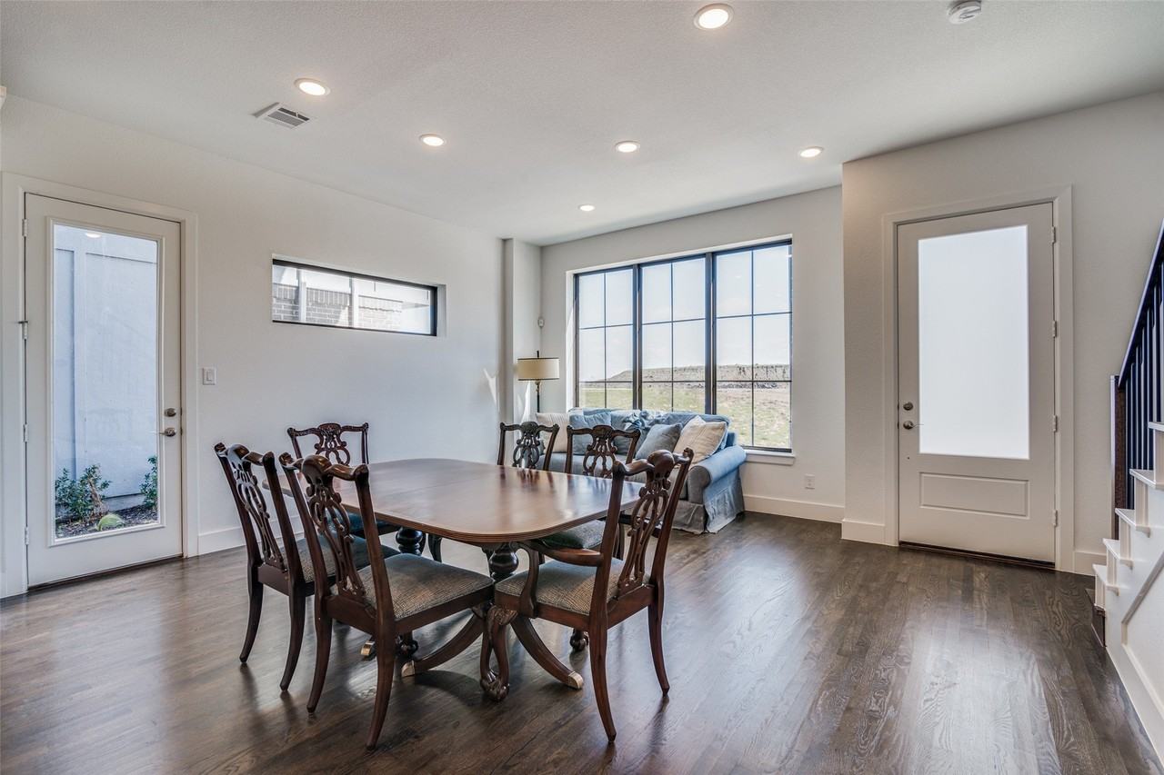 722 Resort Dr - Photo 4 of 24