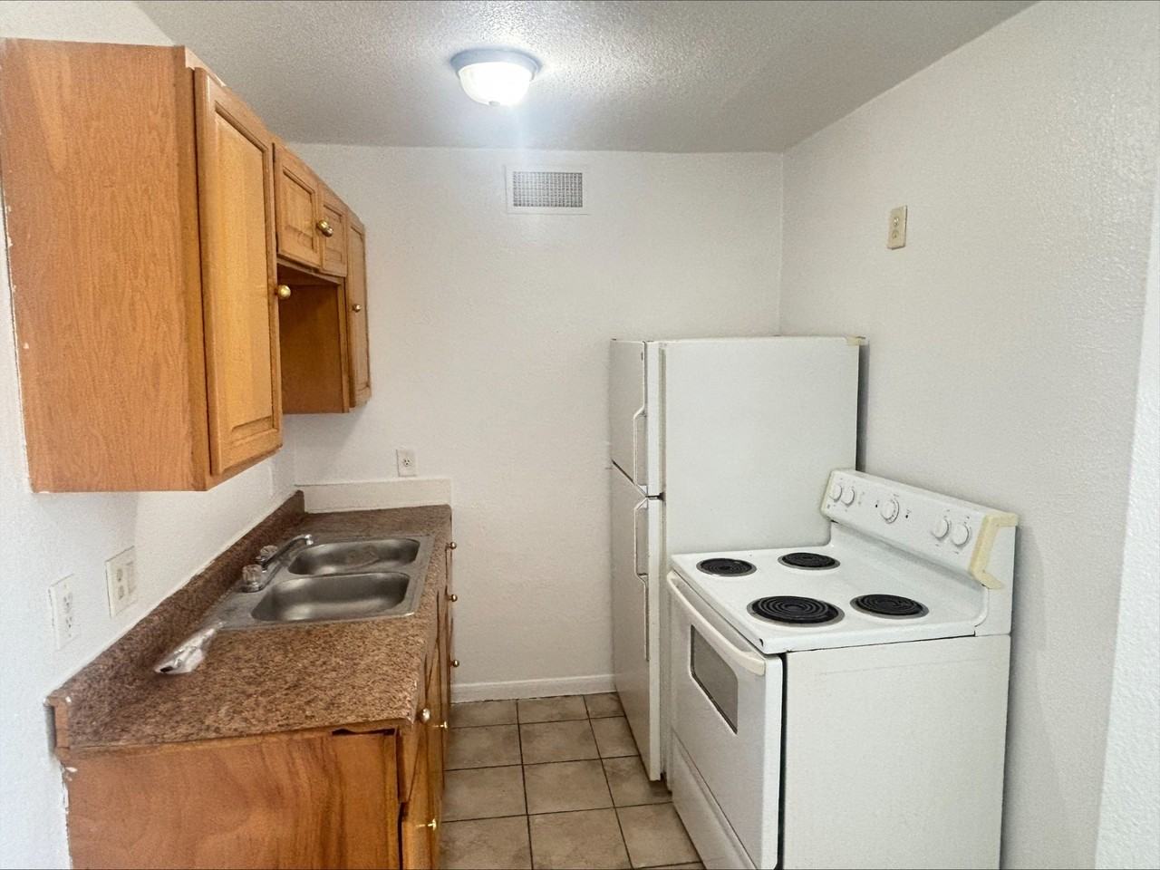612 Luxton St #202 - Photo 3 of 5