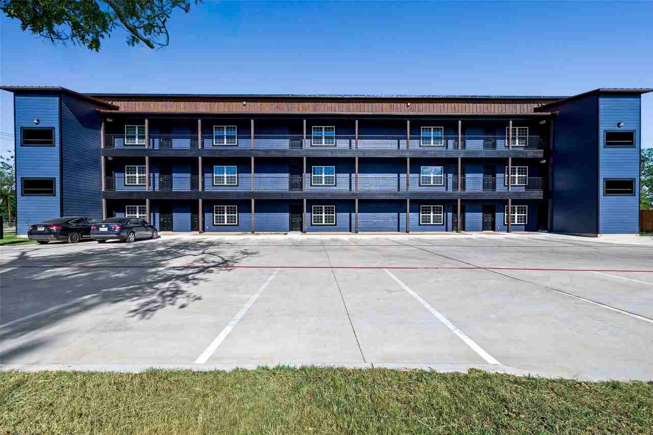 2290 W Tarleton St #105