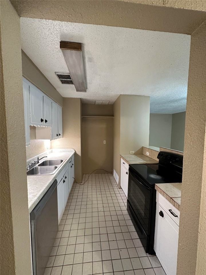 1904 W Sanford St - Photo 4 of 13