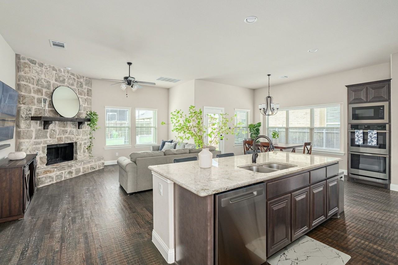 209 Michael Dr - Photo 4 of 40