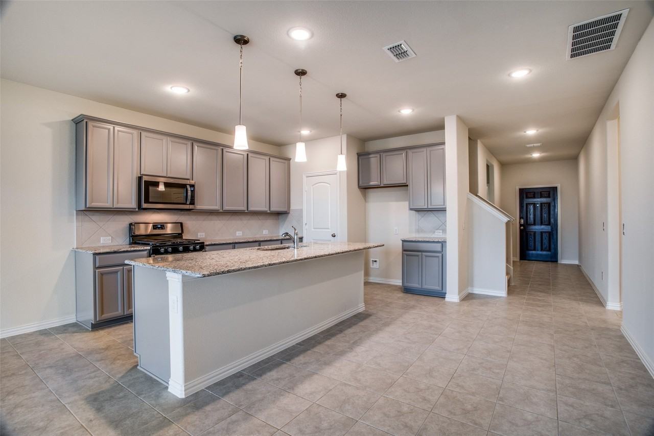 1237 Sharp St - Photo 3 of 18