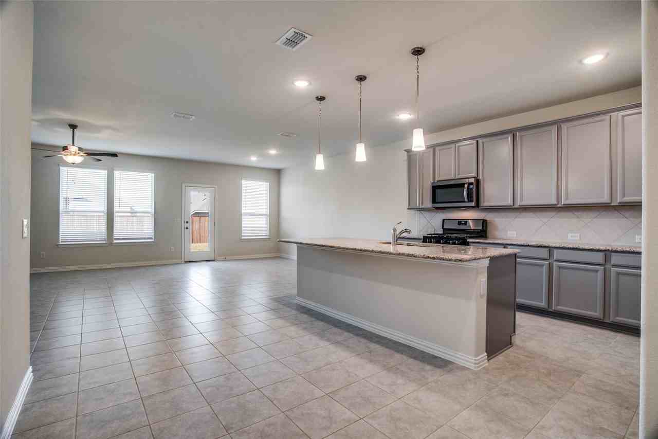 1237 Sharp St - Photo 4 of 18