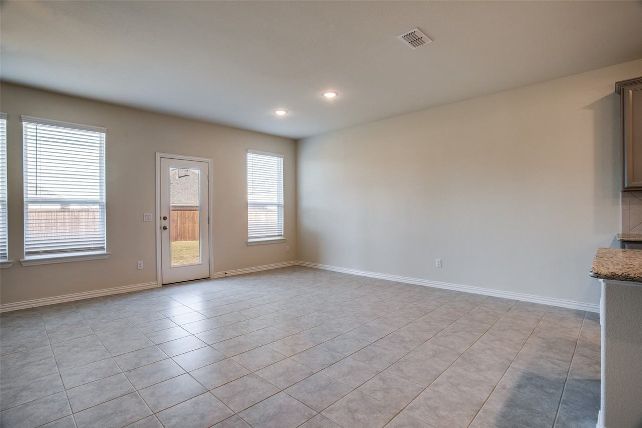 1237 Sharp St - Photo 6 of 18