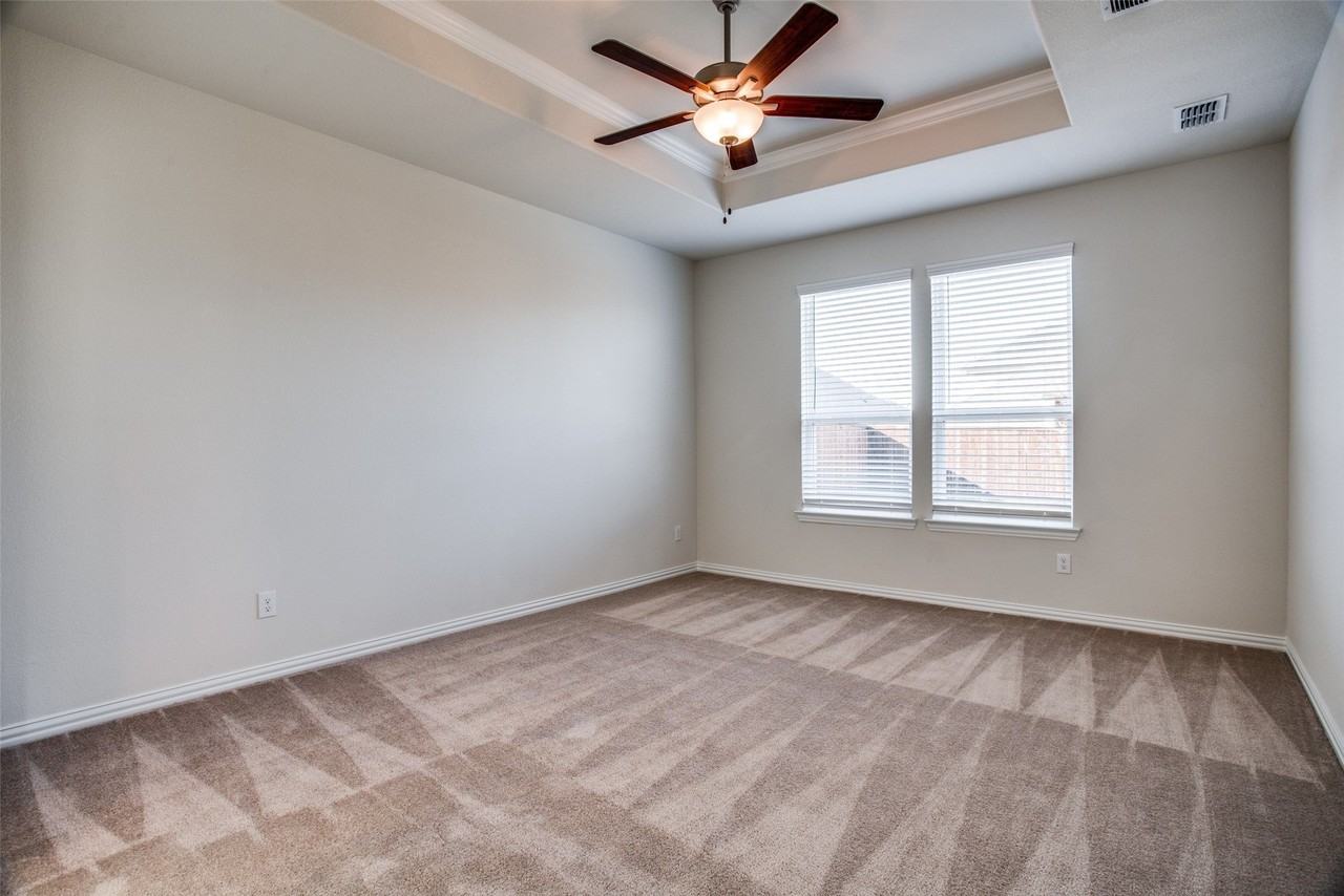 1237 Sharp St - Photo 7 of 18
