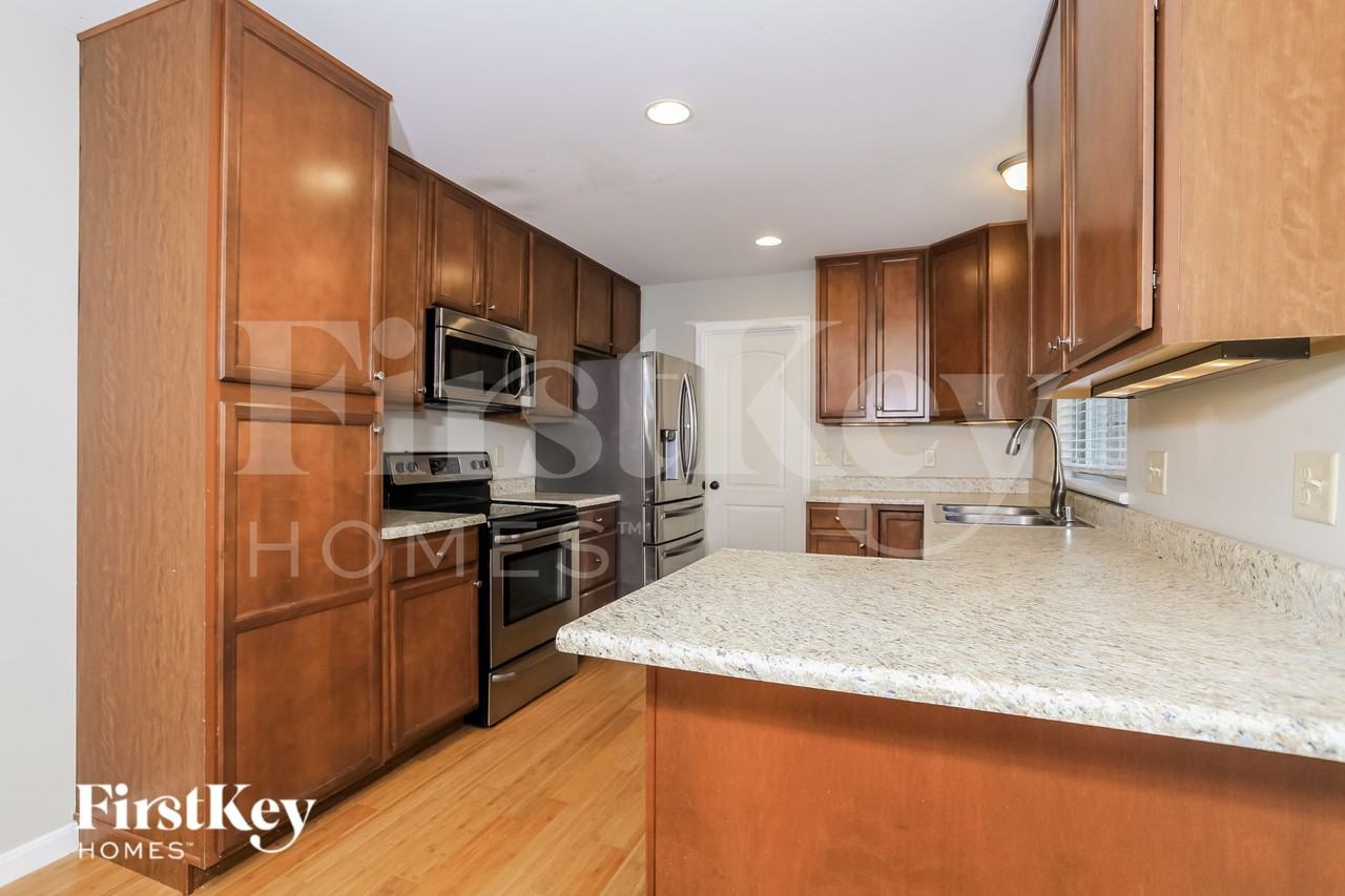 2724 Parkerridge Dr - Photo 6 of 15