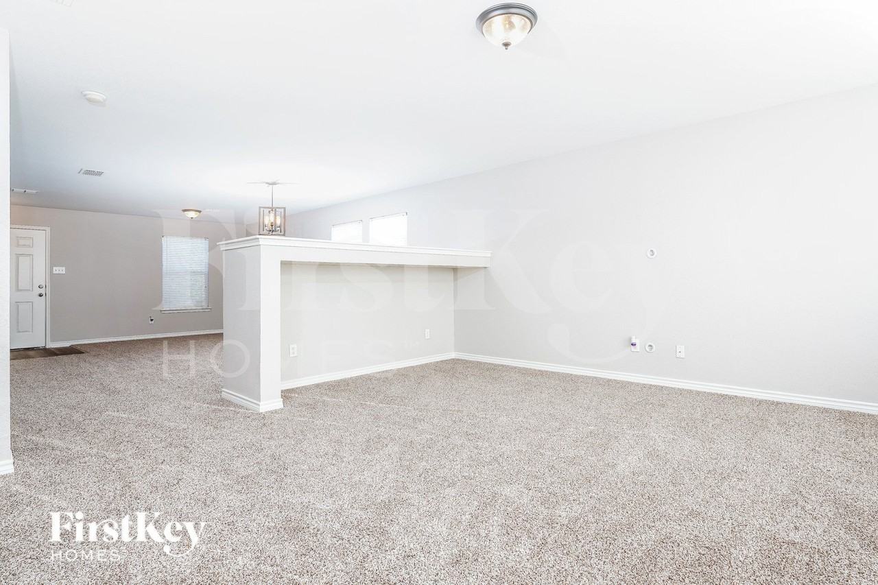 1343 Foster St - Photo 4 of 15