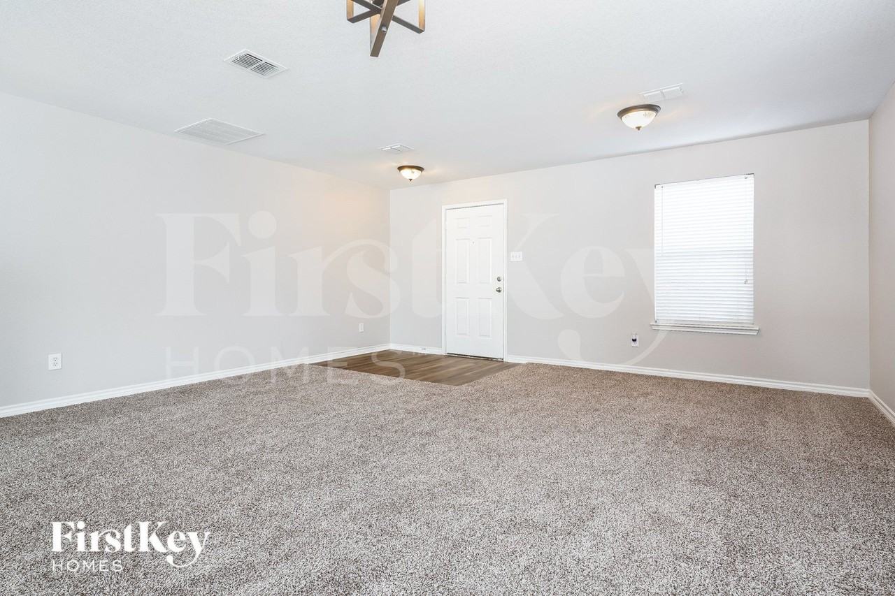 1343 Foster St - Photo 5 of 15