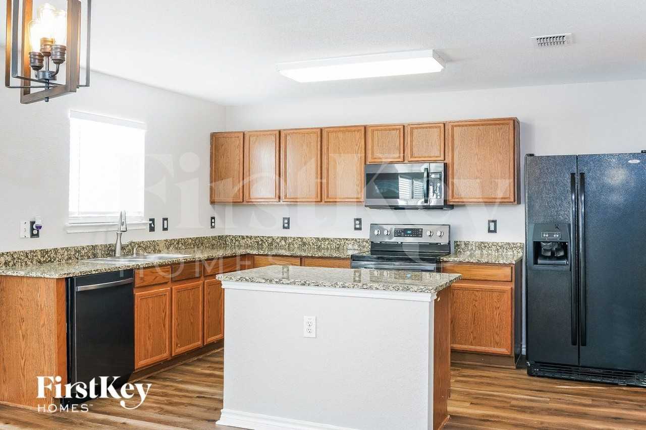1343 Foster St - Photo 6 of 15
