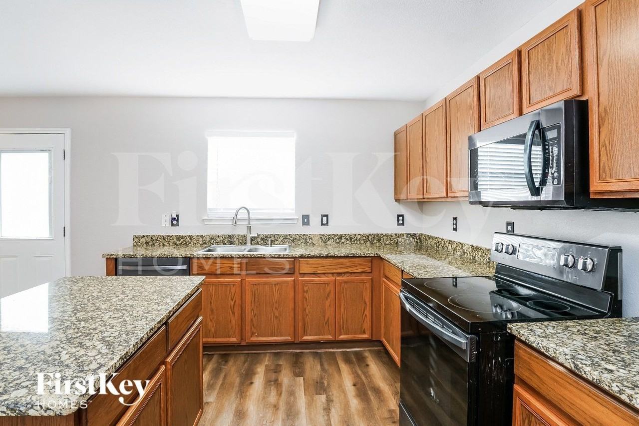 1343 Foster St - Photo 7 of 15