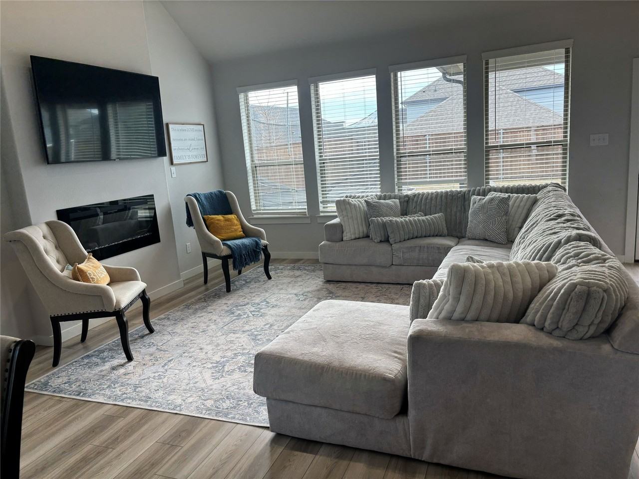 2029 Dovedale Dr - Photo 3 of 18