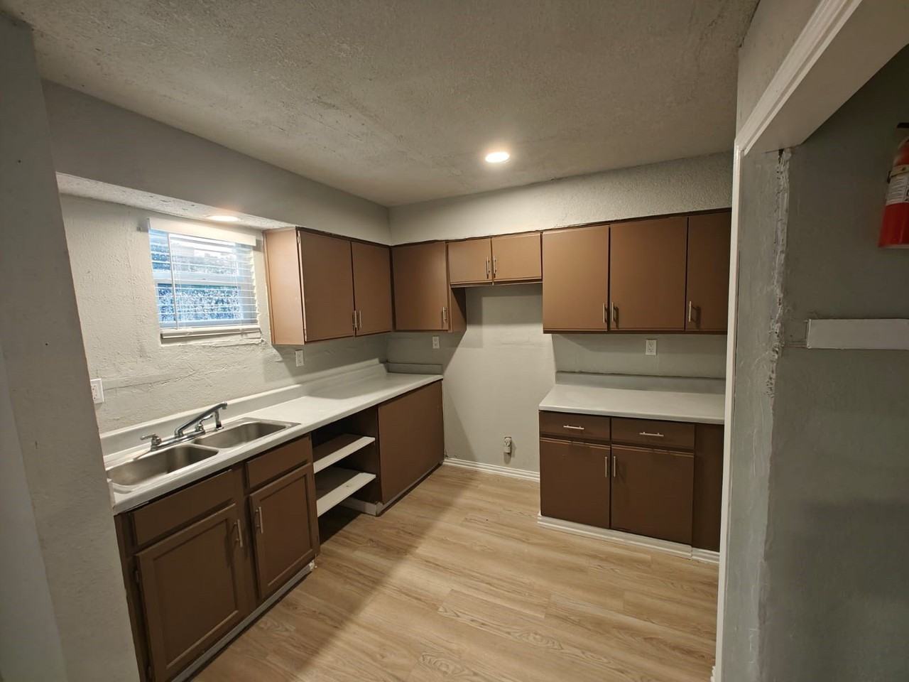 811 N Spears St #102 - Photo 3 of 11