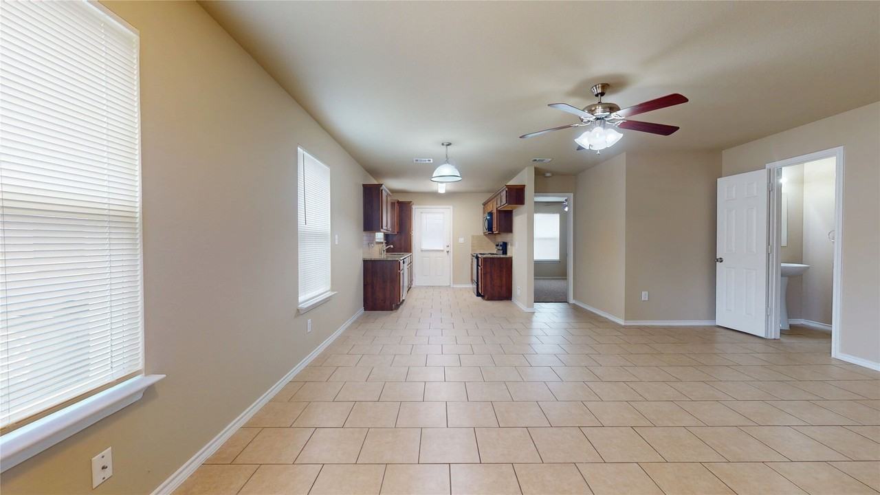 812 Parkplace Rdg - Photo 3 of 17
