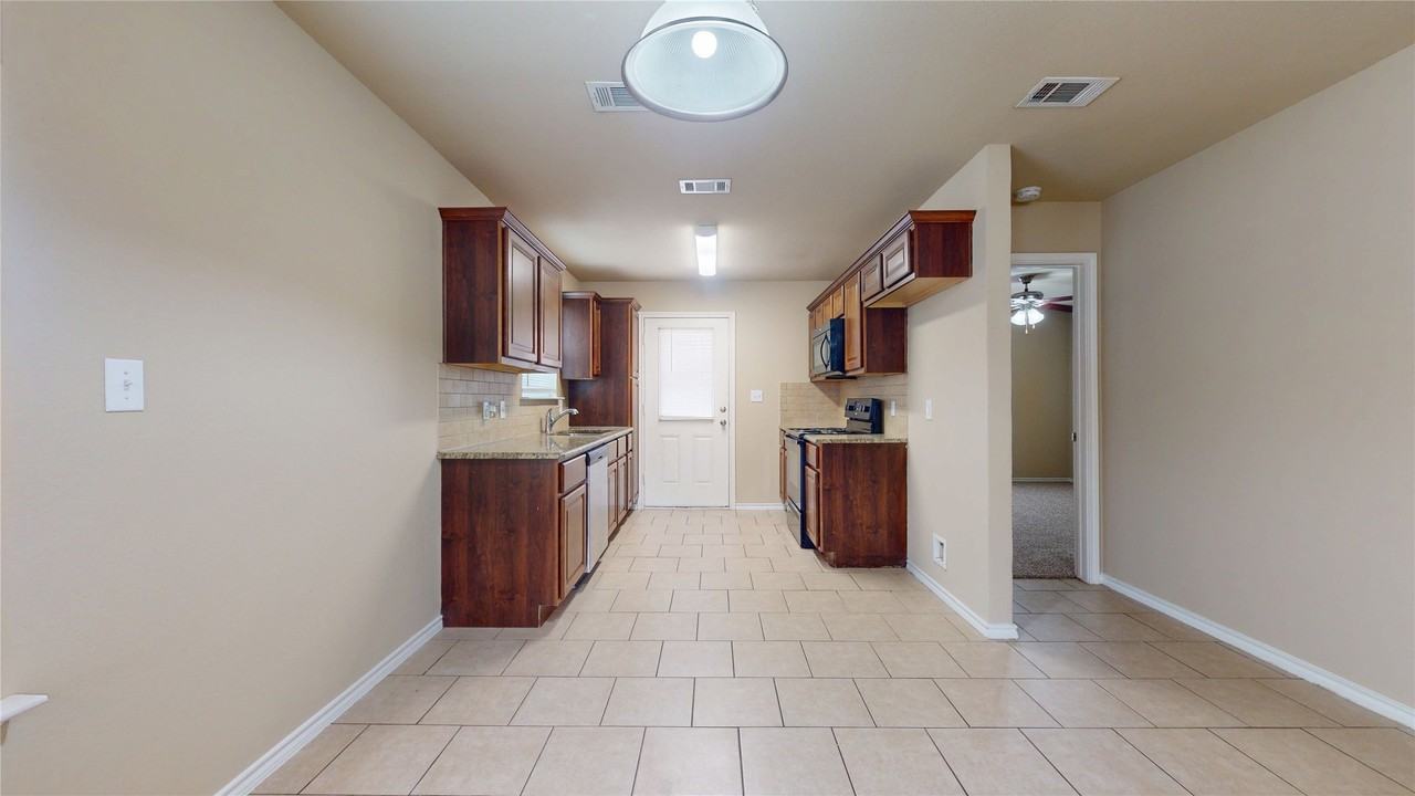812 Parkplace Rdg - Photo 4 of 17