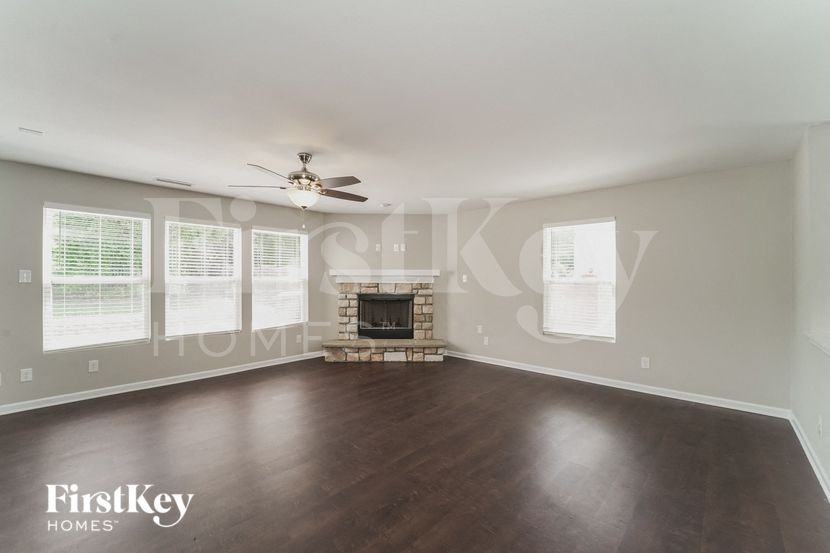 1431 Waterlily Ln - Photo 4 of 15