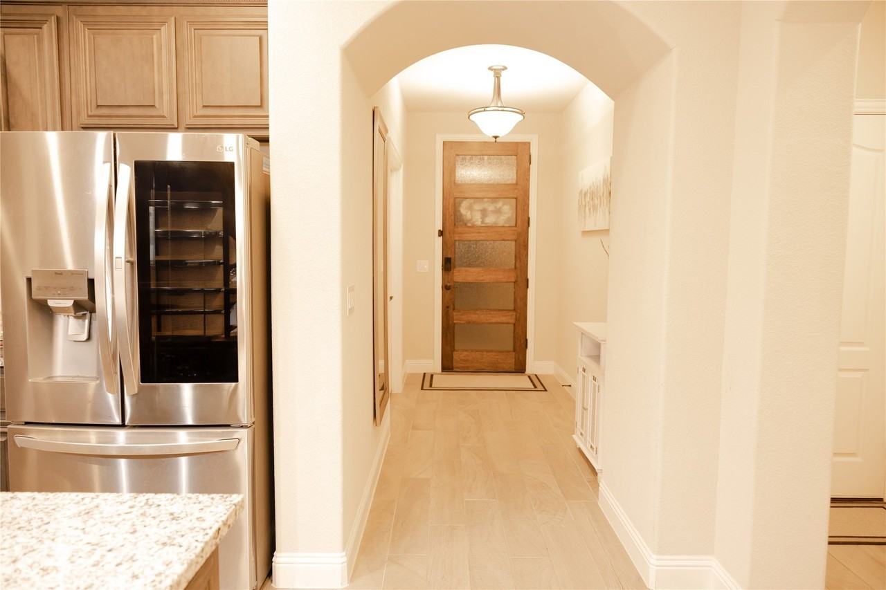 4147 Lagoon Pl - Photo 4 of 24