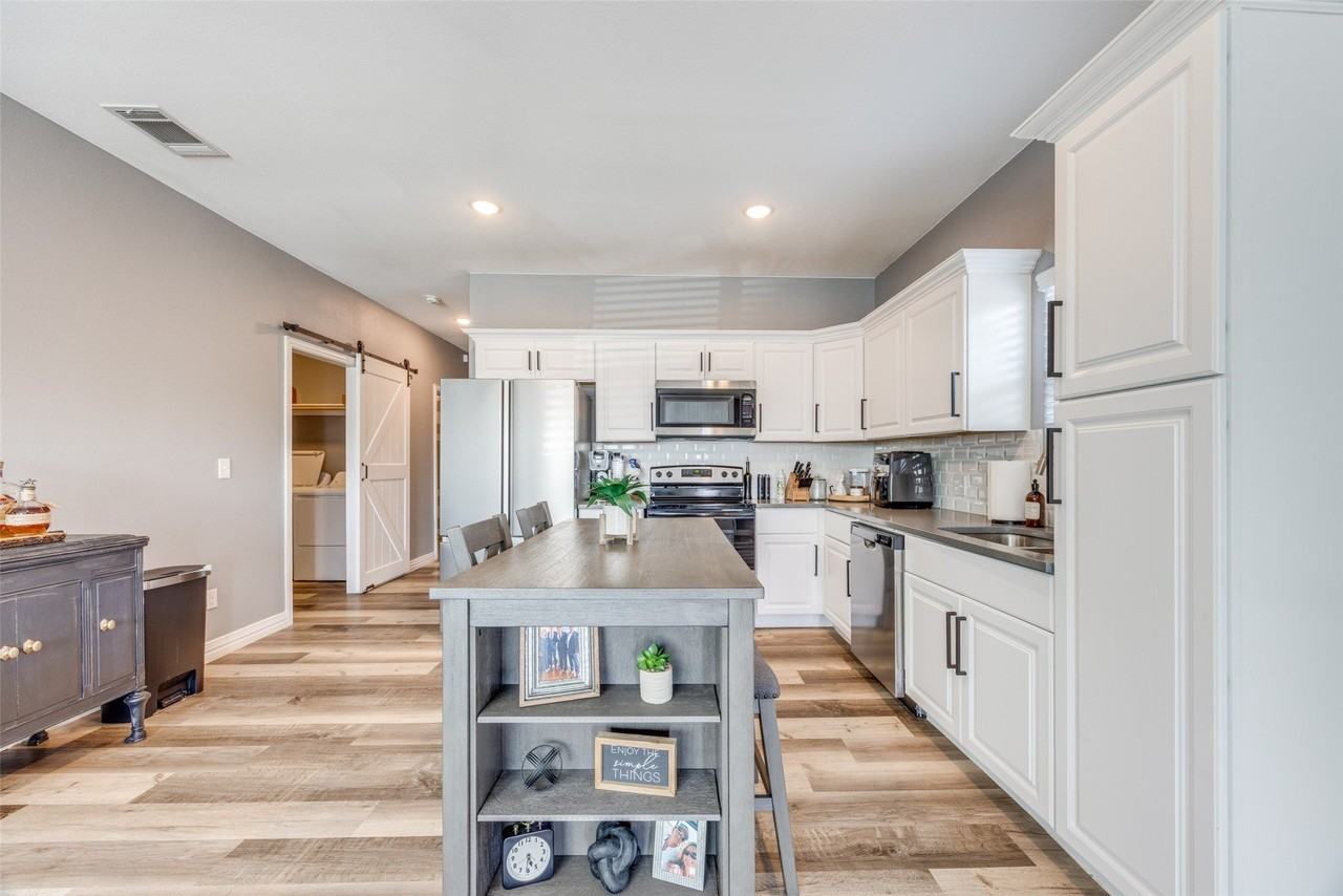 1429 E Odneal St - Photo 4 of 12
