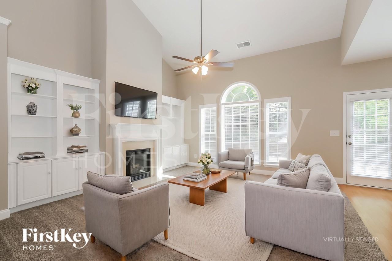 495 Roland Manor Dr - Photo 3 of 18