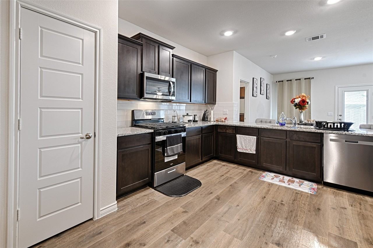 7212 Seton Pl - Photo 3 of 31
