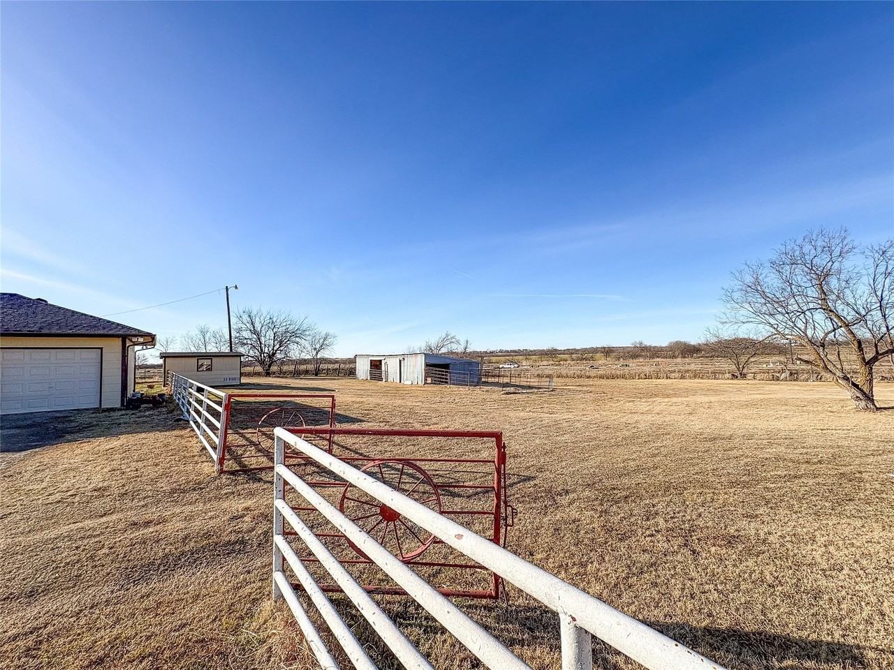 416 N Arizona Dr - Photo 2 of 32