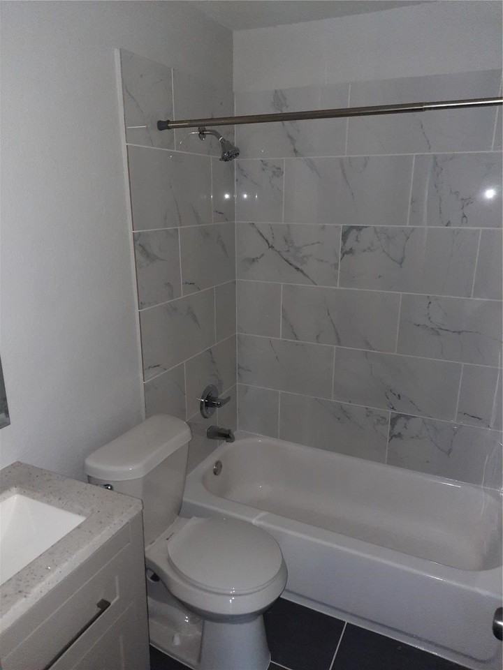 1011 Vine St #19 - Photo 3 of 5