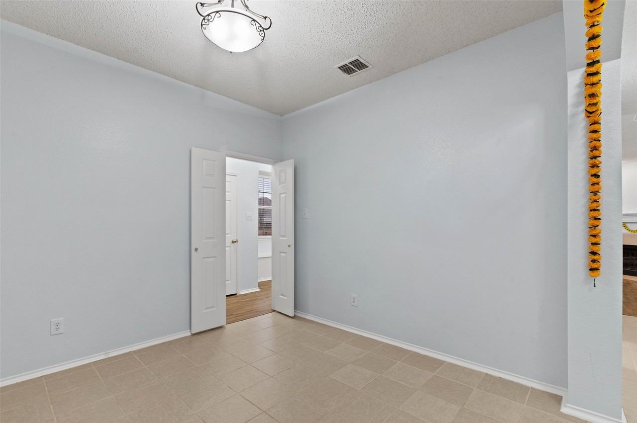 316 Leameadow Dr - Photo 4 of 40