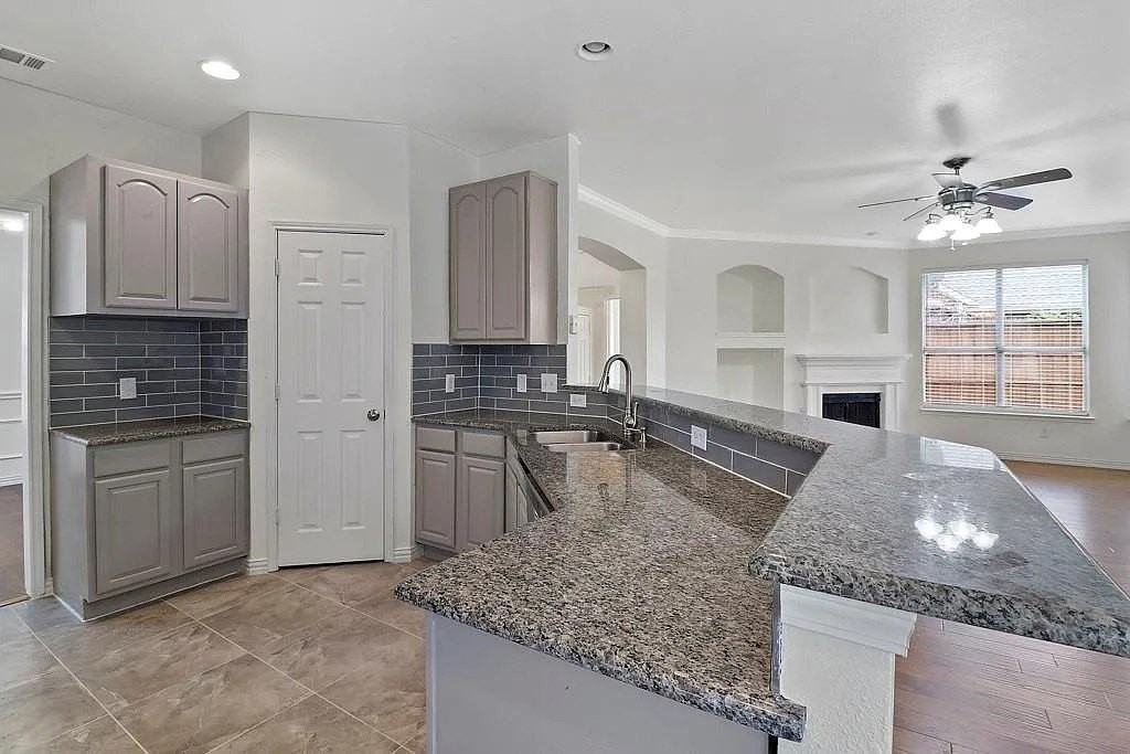 1525 Dimmit Dr - Photo 5 of 10