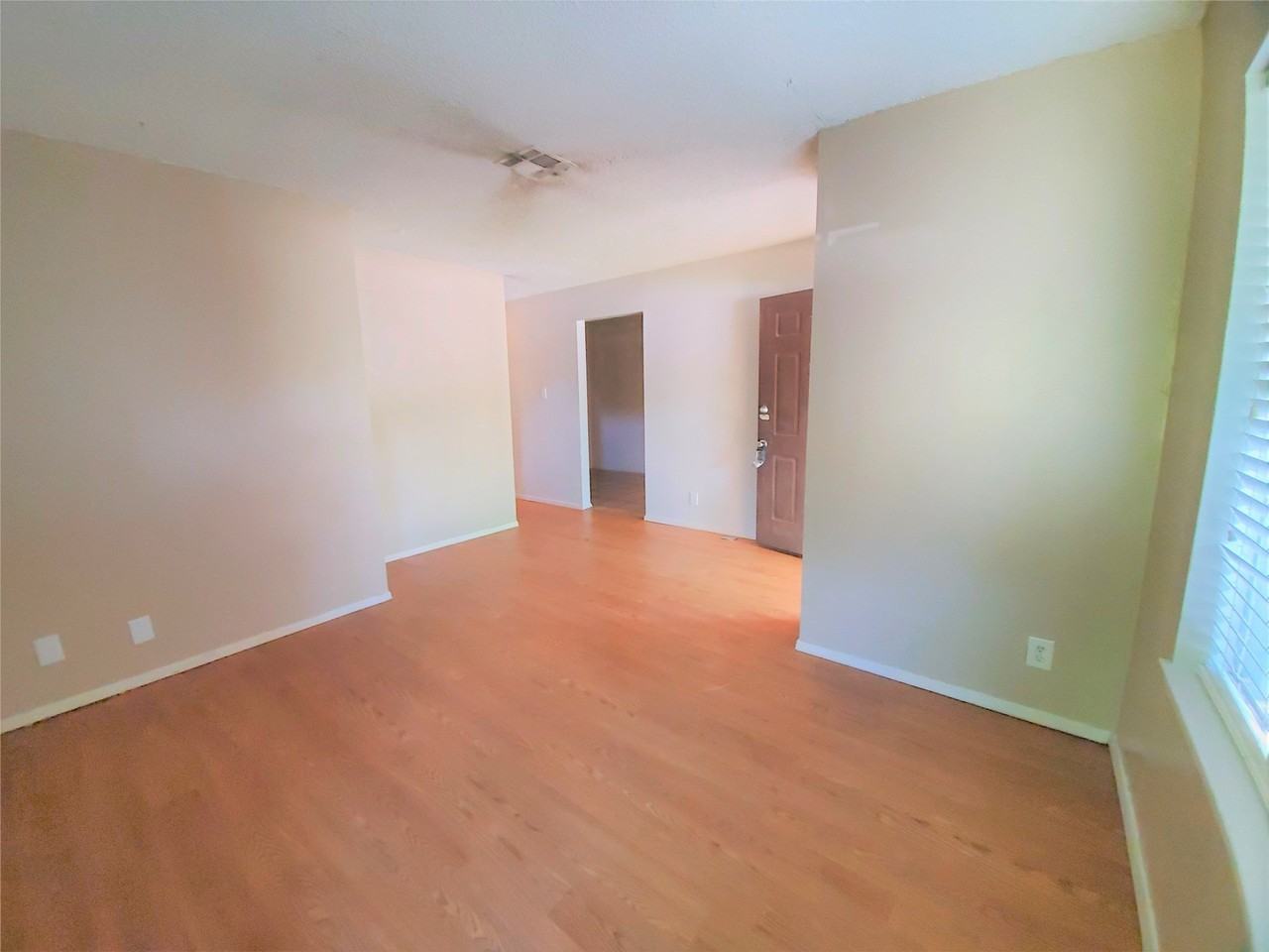 1002 Mulkey Ln - Photo 3 of 19
