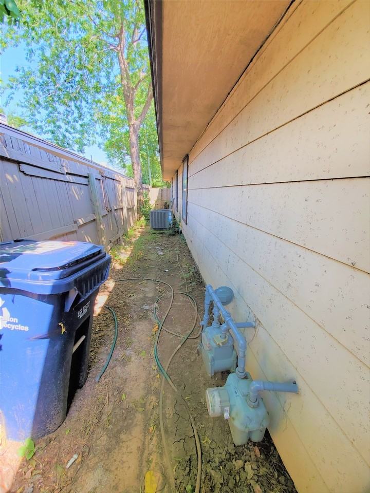 1002 Mulkey Ln - Photo 4 of 19