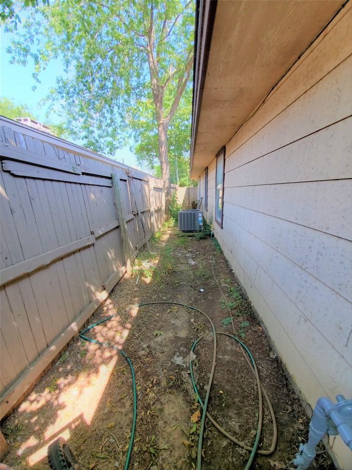 1002 Mulkey Ln - Photo 5 of 19