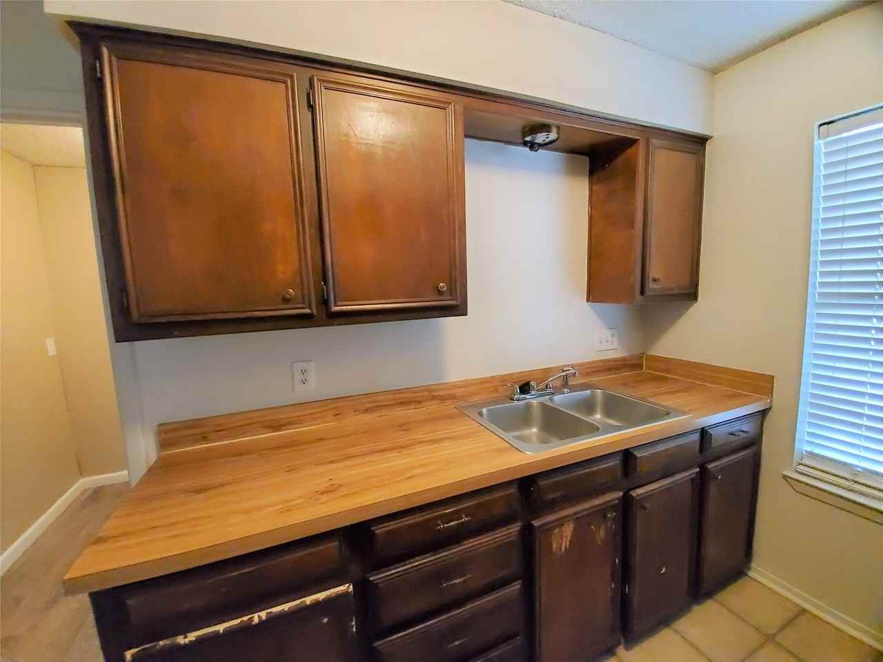 1002 Mulkey Ln - Photo 7 of 19