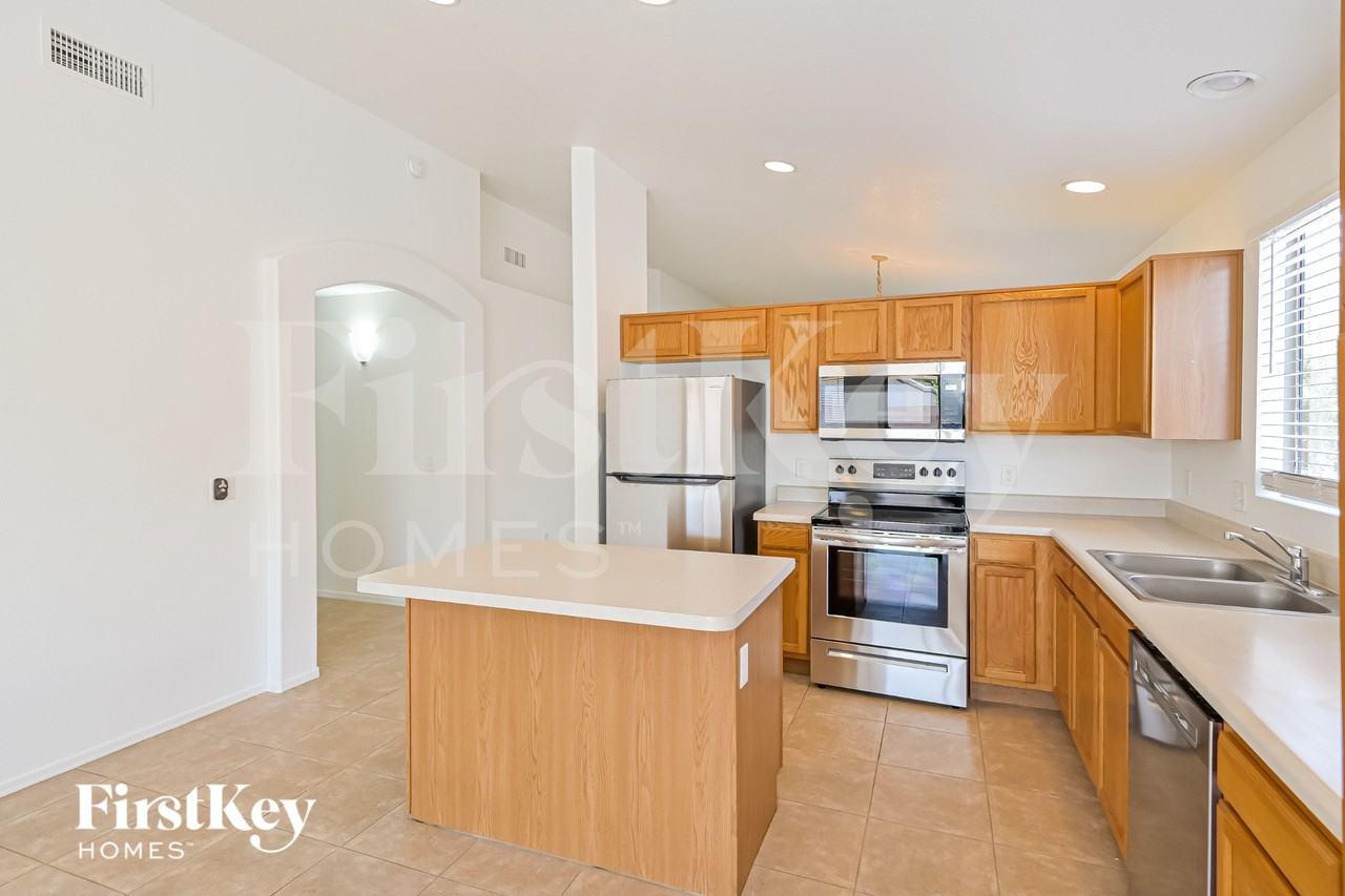 2367 W Rousseau St - Photo 5 of 15
