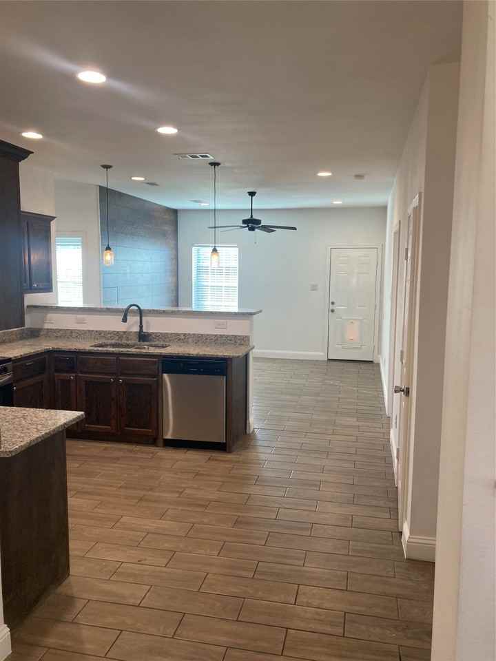 4811 Henry St - Photo 7 of 29