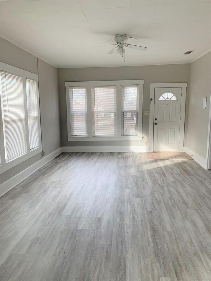 520 E Day St - Photo 2 of 6
