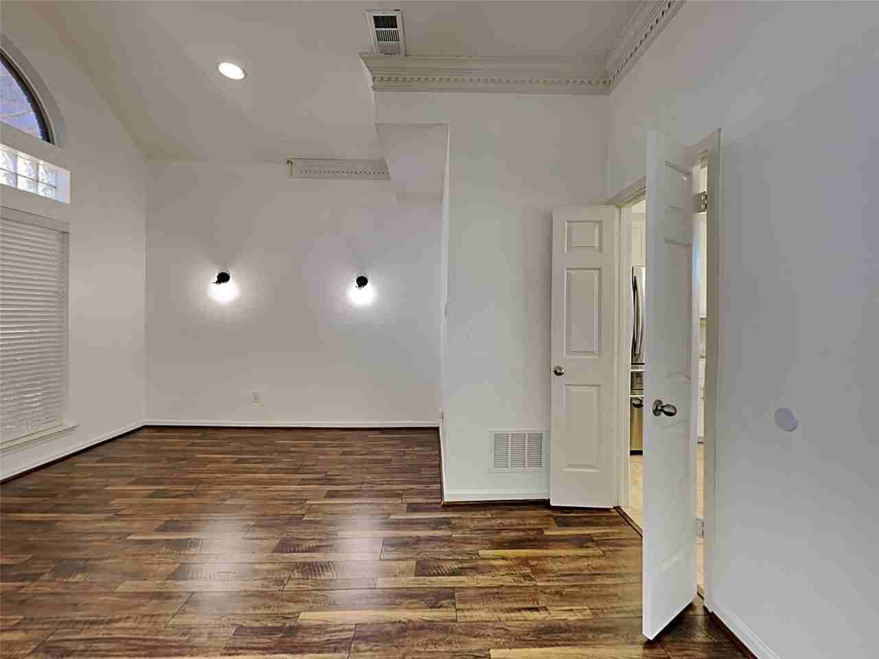 4322 Duck Pond Ln - Photo 7 of 17