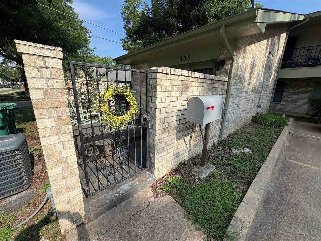 900 N Austin St
