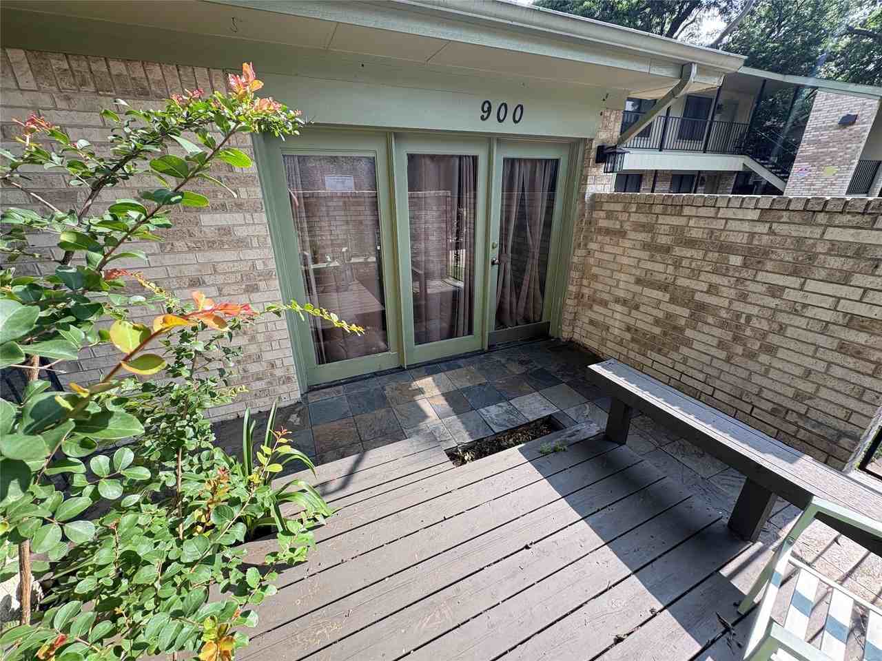 900 N Austin St - Photo 2 of 13