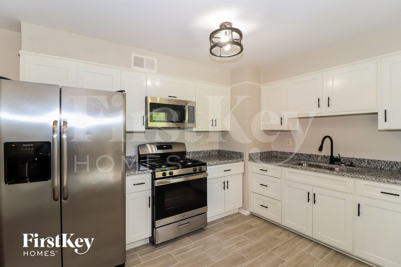 3021 Chaucer Ln - Photo 6 of 15