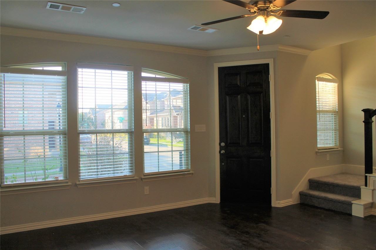 825 Ben Ln - Photo 3 of 15