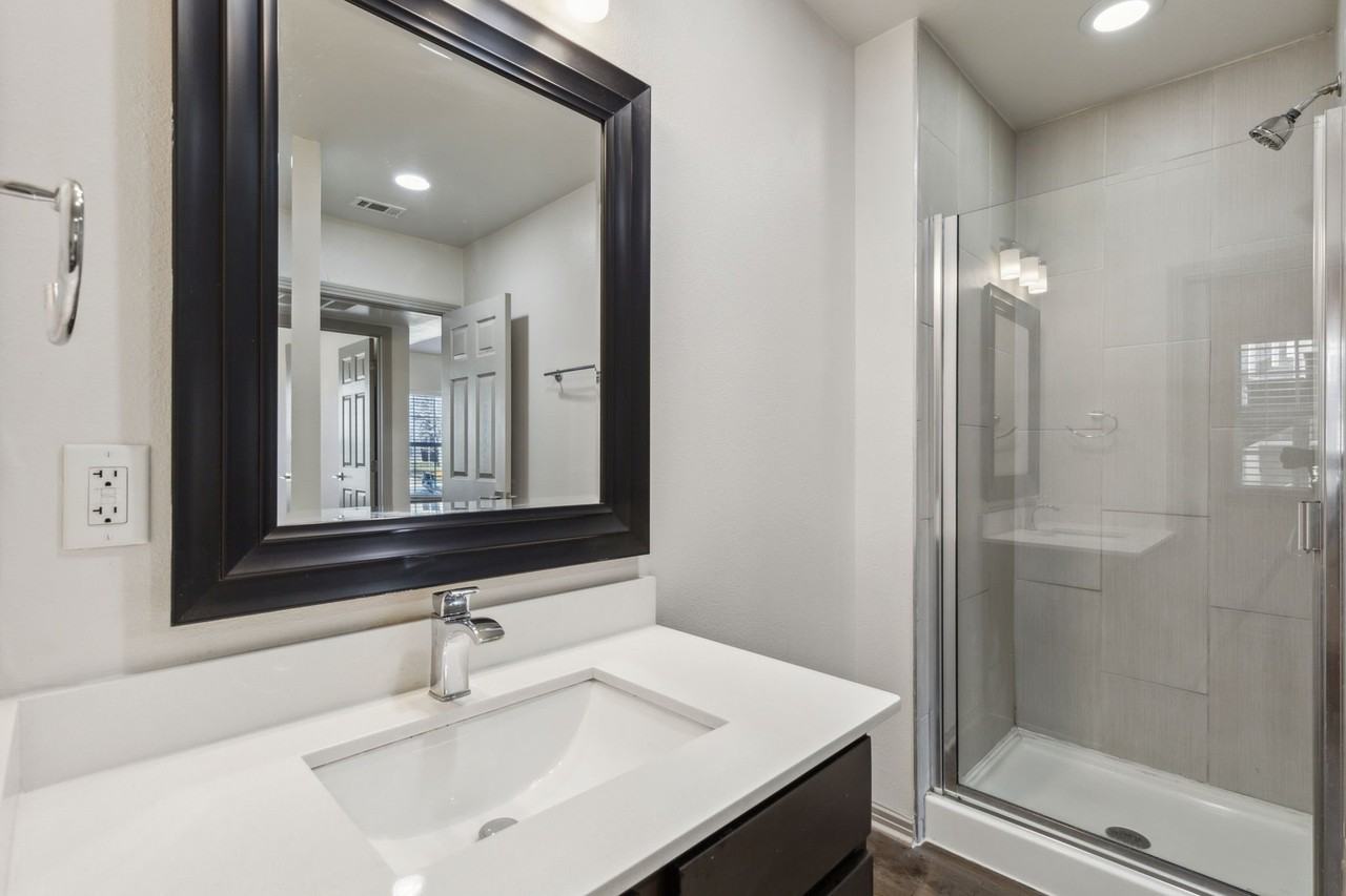 4402 Swiss Ave - Photo 5 of 11