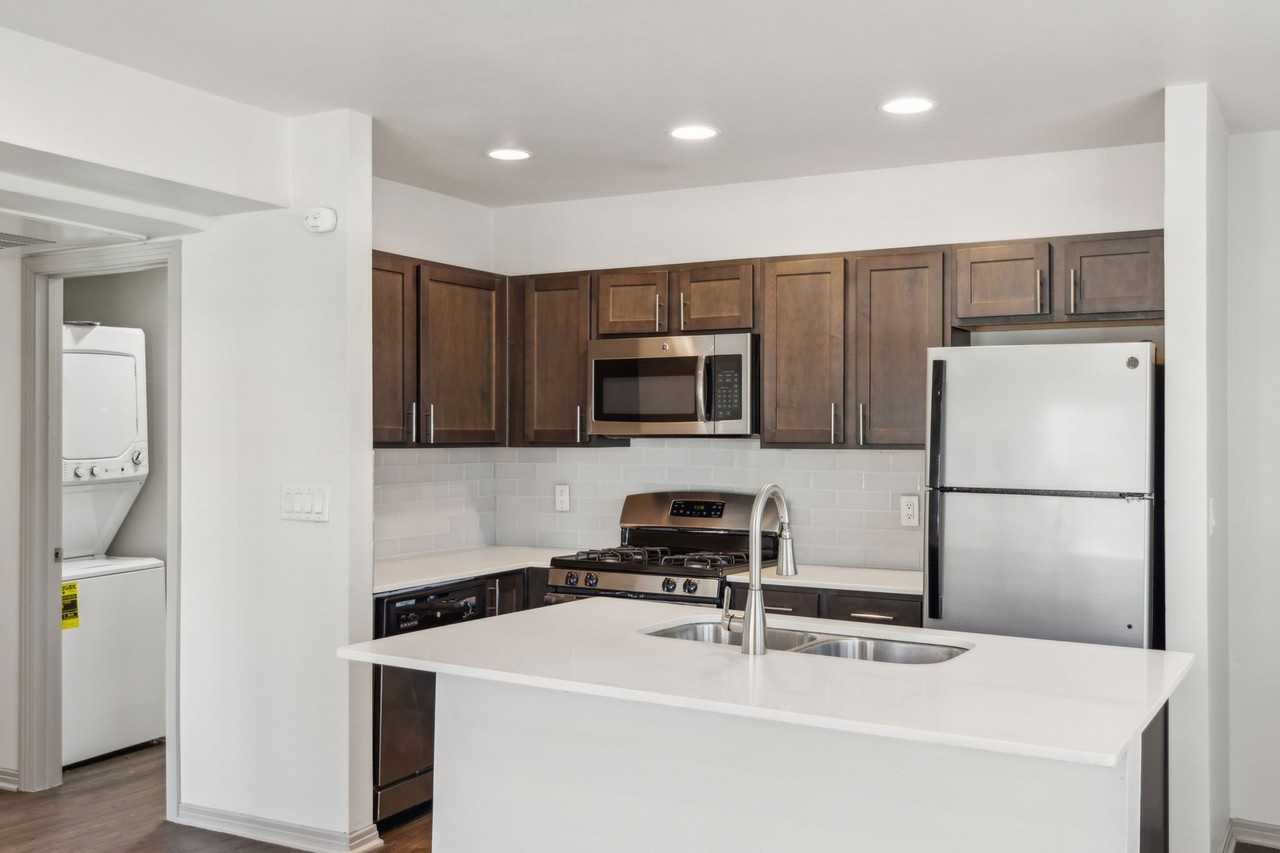 4402 Swiss Ave - Photo 7 of 11