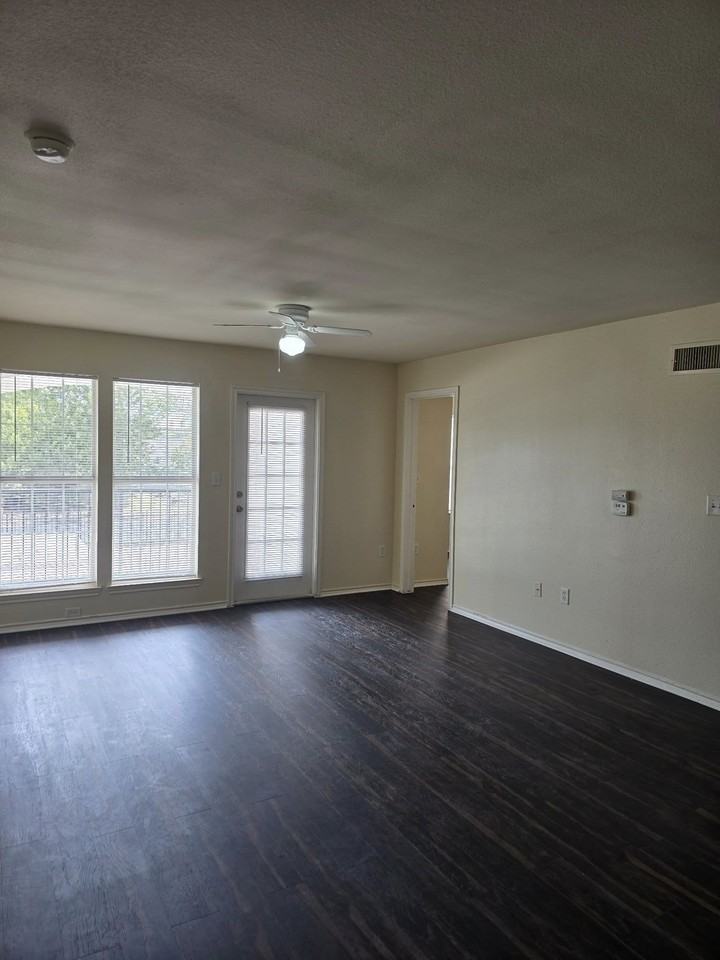 1001 Redwood Ave - Photo 2 of 10