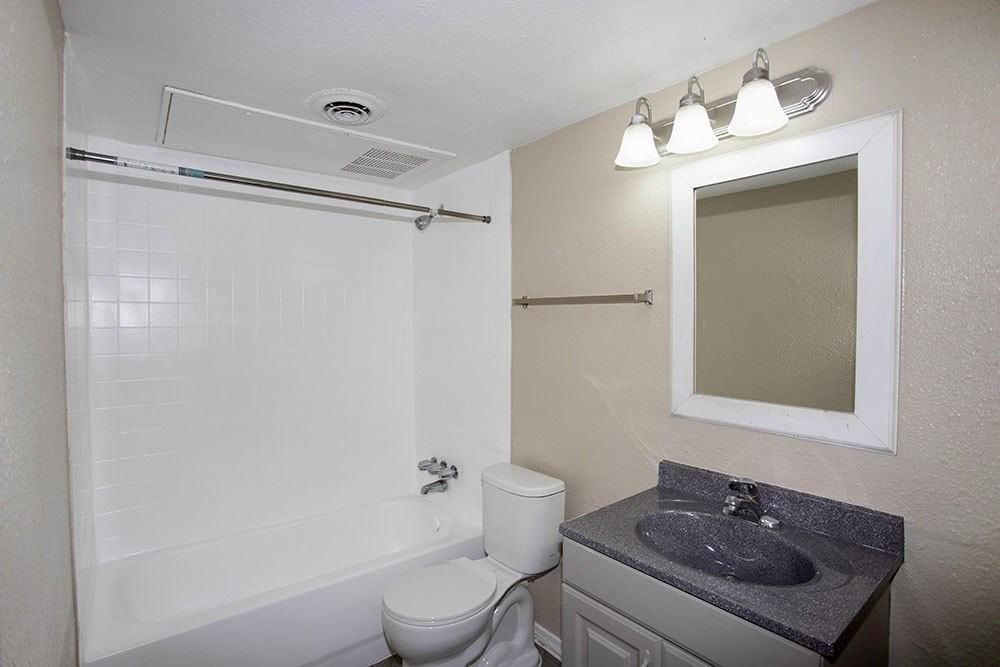 14208 Heritage Cir - Photo 3 of 9